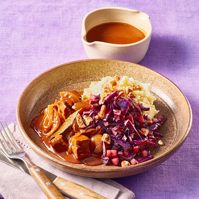 Runderstoof met aardappelpuree en gewokte rode kool Runderstoof met aardappelpuree en gewokte rode kool